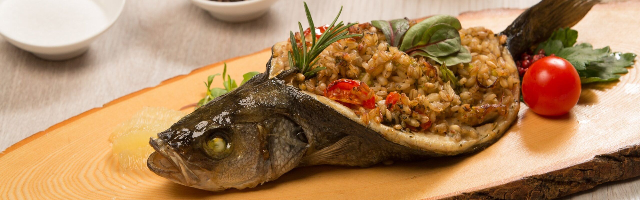 Brancin punjen ječmenom kašom i začinima