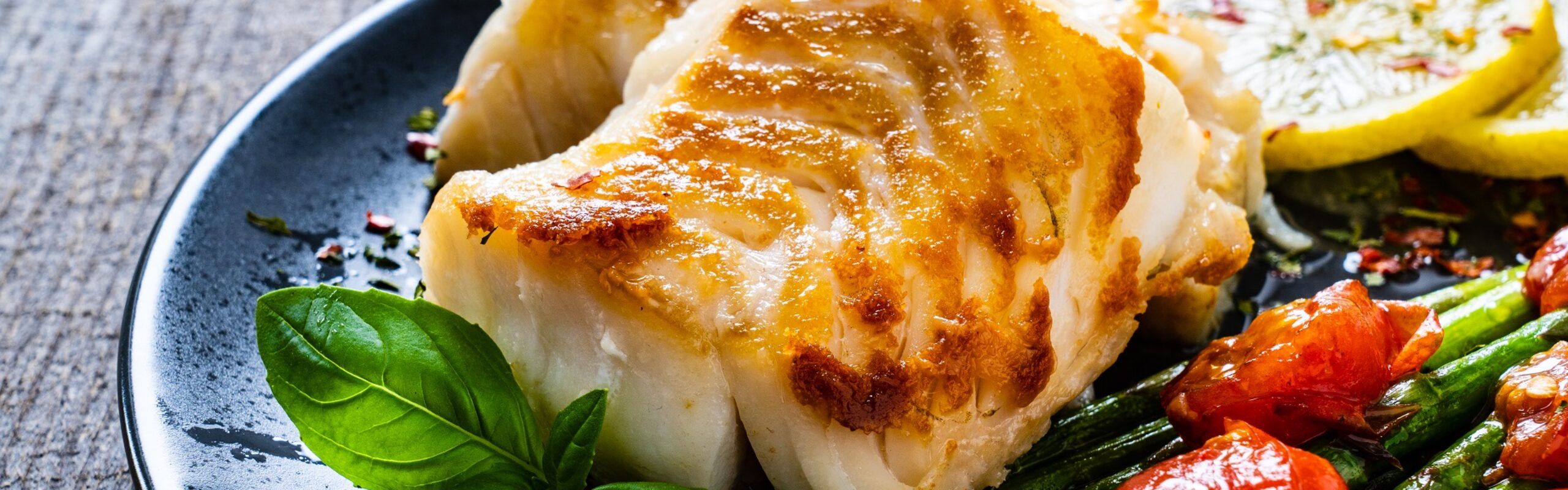 Filet kornatske hame sa šparogama i češnjakom