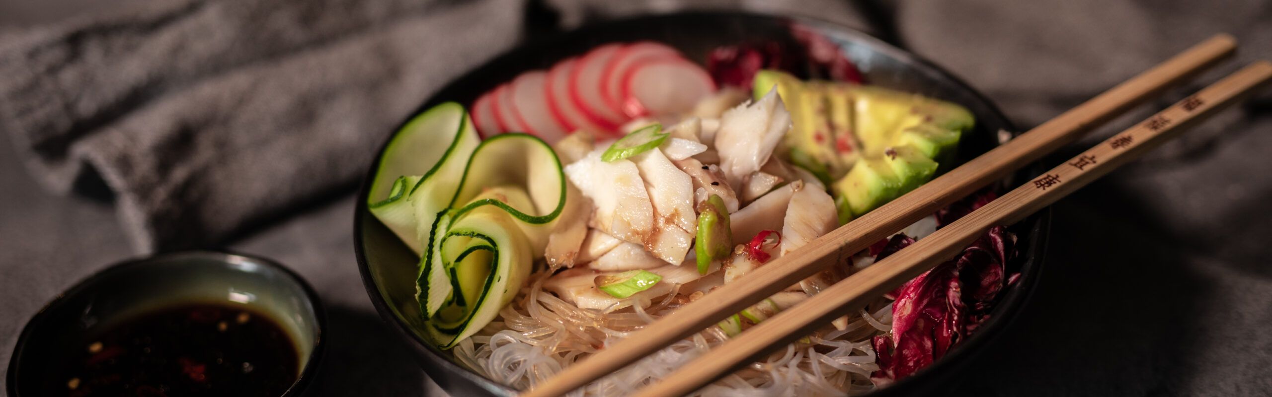 Poke bowl s dimljenim brancinom