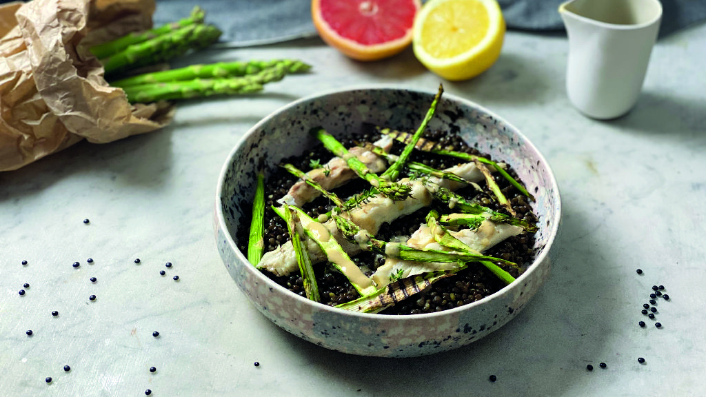Branzino su letto di lenticchie nere di beluga e asparagi croccanti