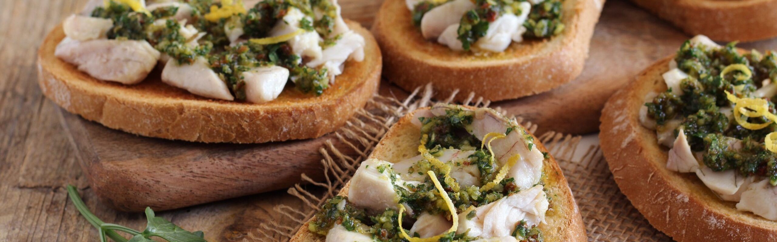 Prepečeni kruh s ribom i mirisom limuna