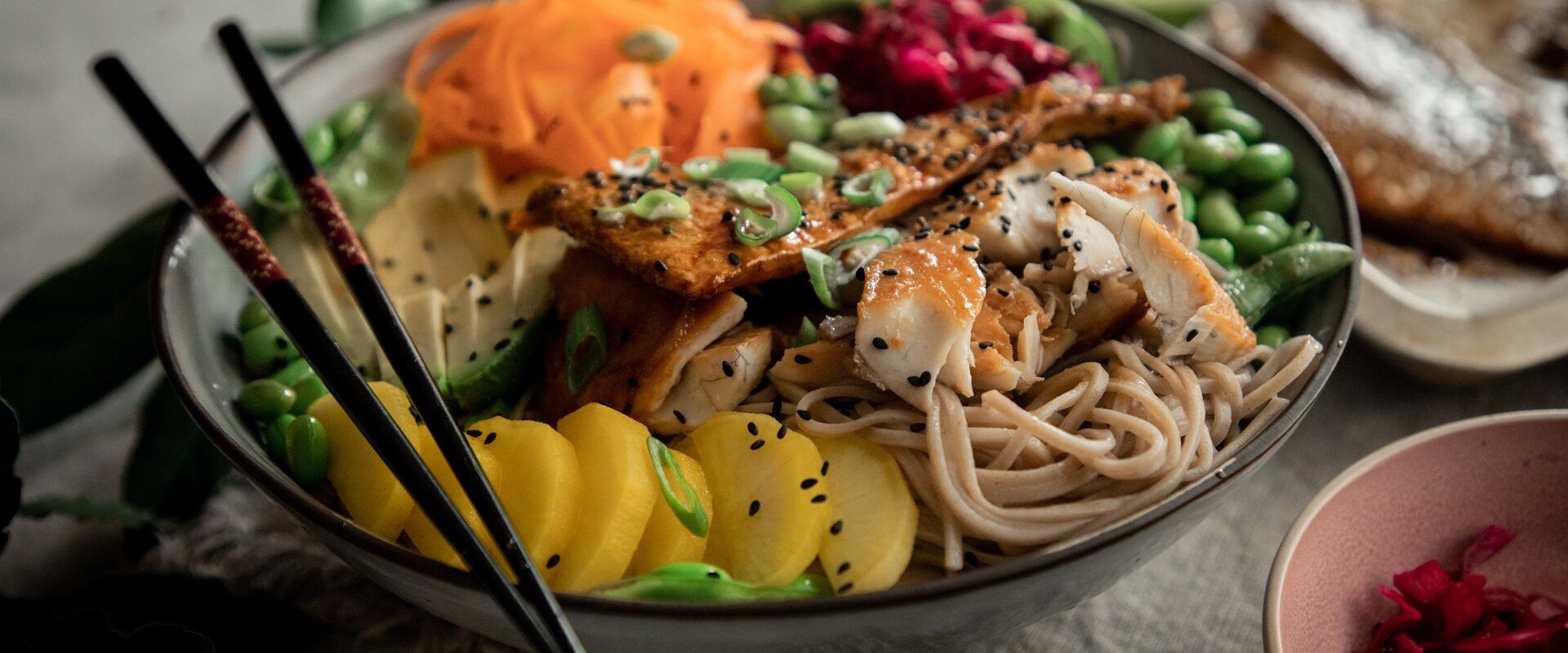 Soba noodles salata s oradom