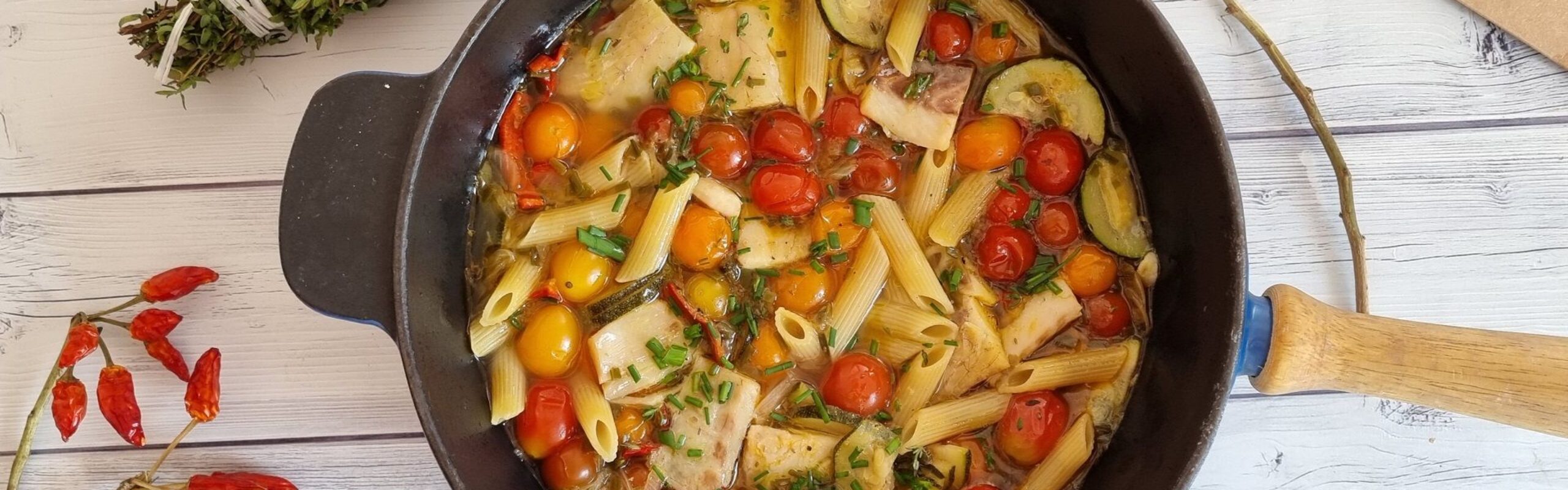 Dimljeni fileti brancina s povrćem i tjesteninom