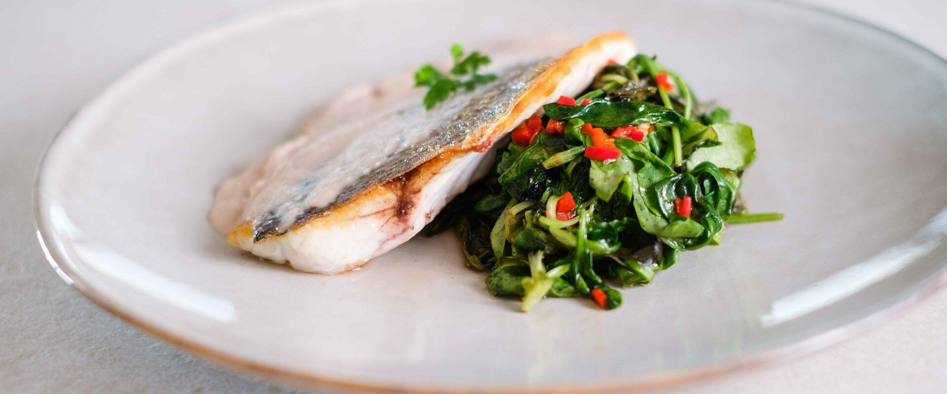 Pečena orada, divlji radič s češnjakom i čilijem i bagna cauda