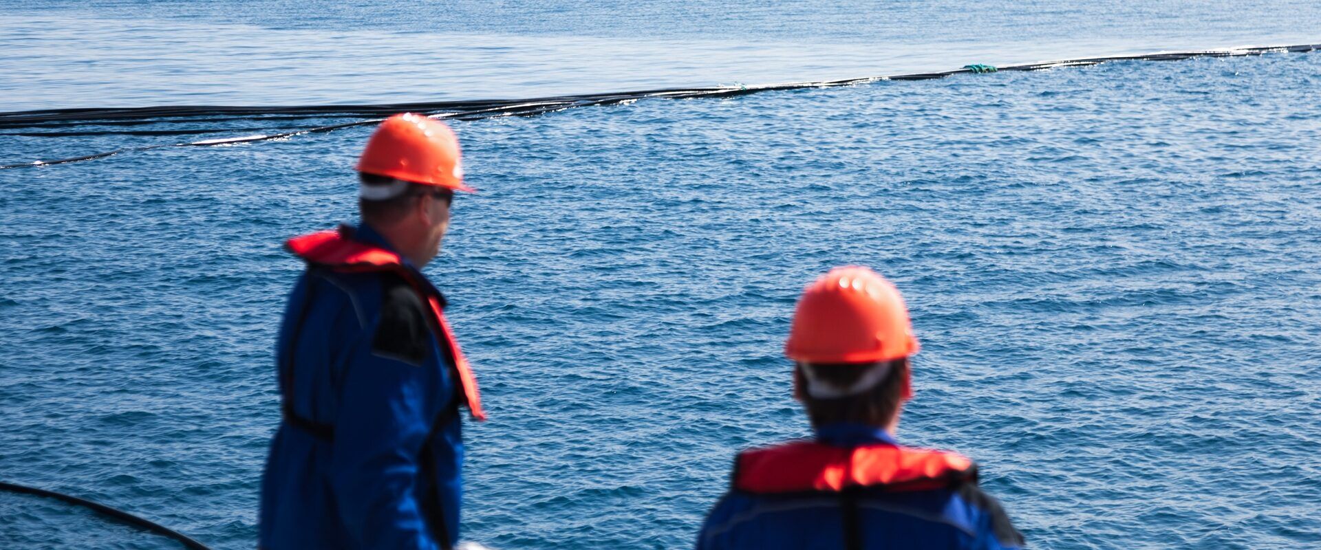 Radnik na manipulaciji ribom